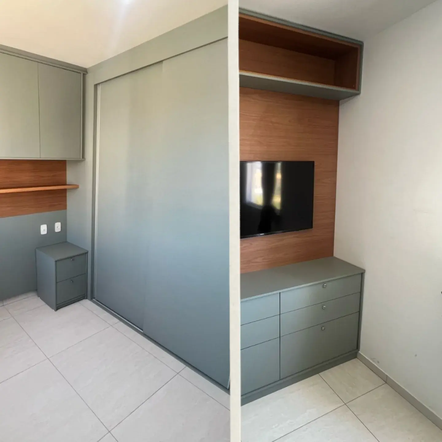 Quarto com guarda-roupa de portas de correr e painel de TV planejados