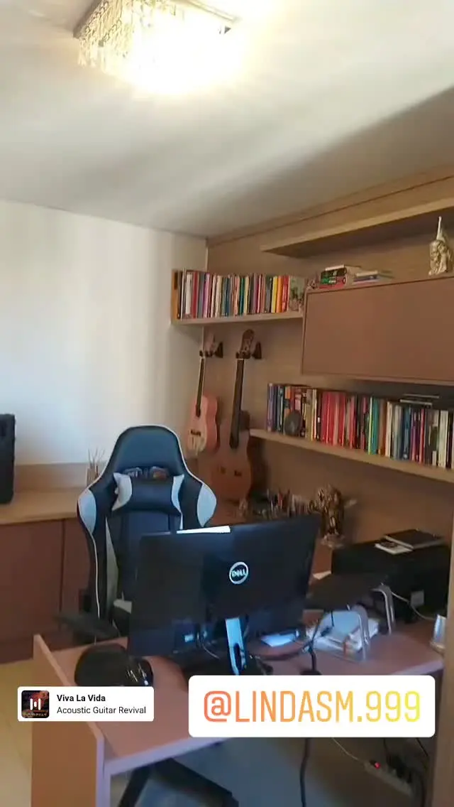 Home office com bancada, prateleiras e armário superior sob medida